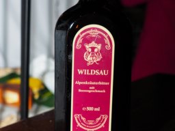 Lugners &quot;Wildsau&quot; Lydia Kelovitz präsentiert ihren &quot;Wildsau Alpenkräuter im &quot;The Duke Pub&quot;